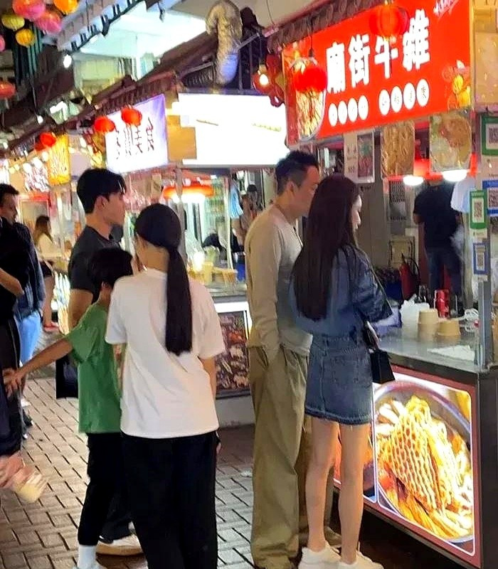 汪小菲一家香港庙街吃牛杂











天哪噜！汪小菲一家居然在香港庙街