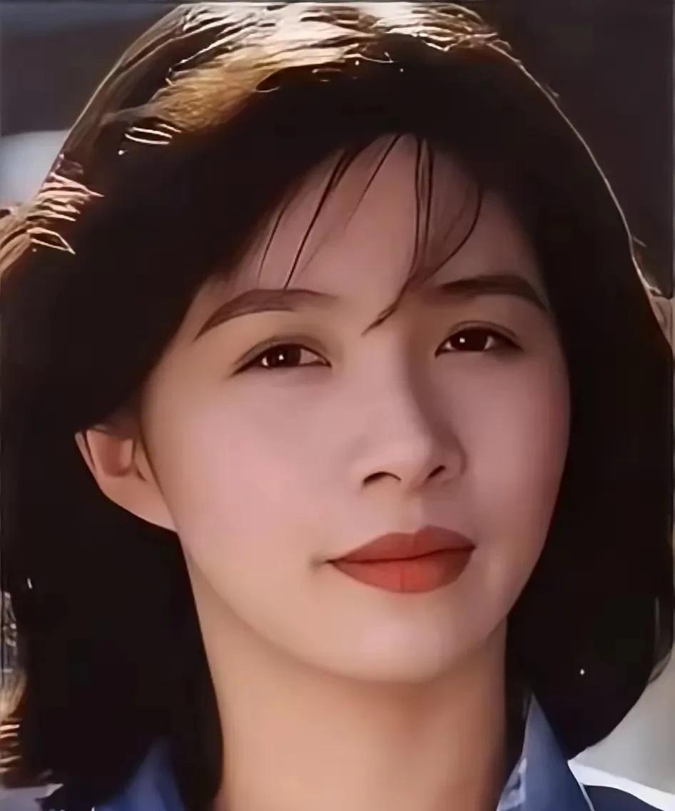 《生万物》婆婆年轻时是真好看，就算脸上抹了锅底灰，嘴唇画的像中了毒，也还是好看。