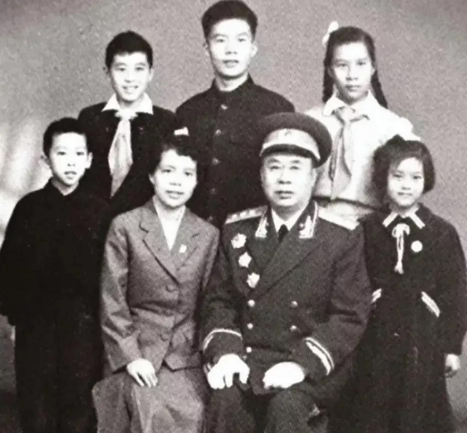 陈奇涵将军携夫人卫彬与子女们在一起，温暖又温馨，其乐融融，合影留念，永恒的回忆！