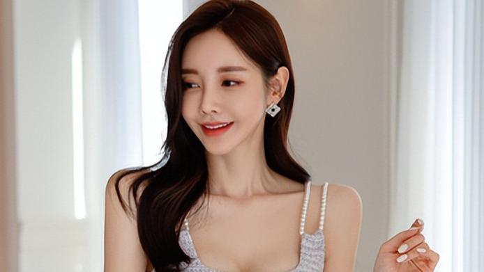 芳草青青映日边，佳人起舞乐翩跹，身姿婀娜如飞燕，一曲清歌绕九天