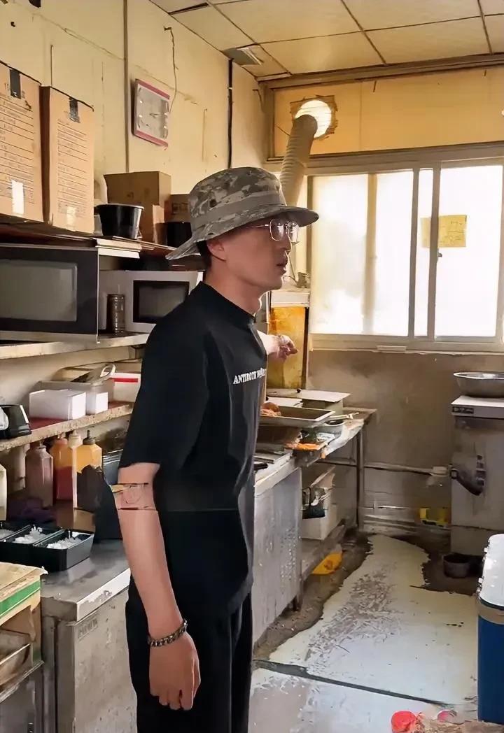 “狂飙兄弟”继续狂飙！



近日，这位网络打假人再次行动，地点选在了洛阳一家外