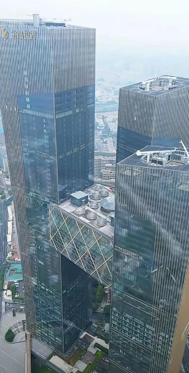 南京金鹰大楼真的太震撼了！它是全球最高的三塔连体建筑，位于河西新城，由法国何斐德