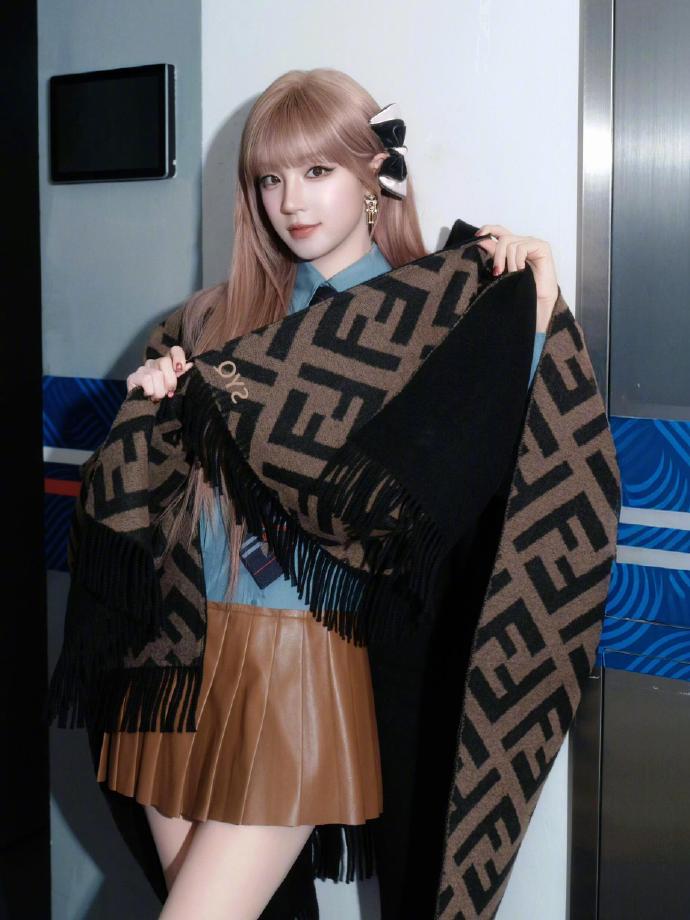 宋雨琦 x FENDI

宋雨琦上身FENDI满印双F斗篷造型亮相，内搭蓝色衬衫