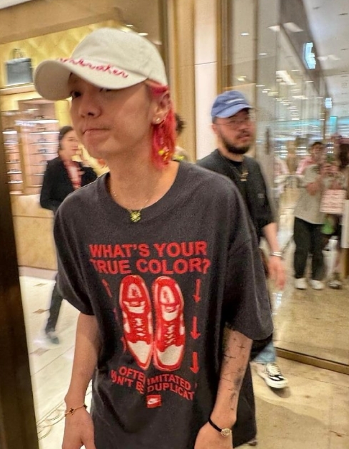 鹿晗在南京逛商场被偶遇，他现在身材好瘦，染了一头粉发，看起来像不良少年，真的是一