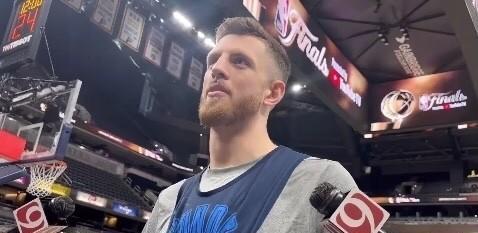 雷霆队球员哈尔滕施泰因接受媒体采访，谈到了自己对于NBA总决赛第6战的看法。
哈