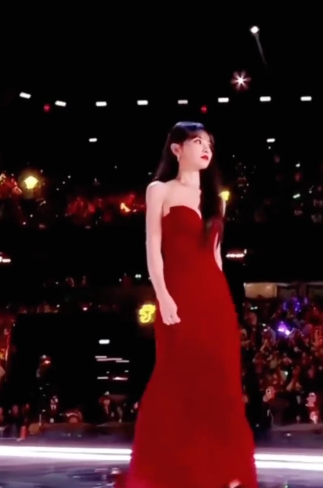 田曦薇长得又美身材又好，太喜欢这身材了，娃娃脸，身材那么棒，走路都带风