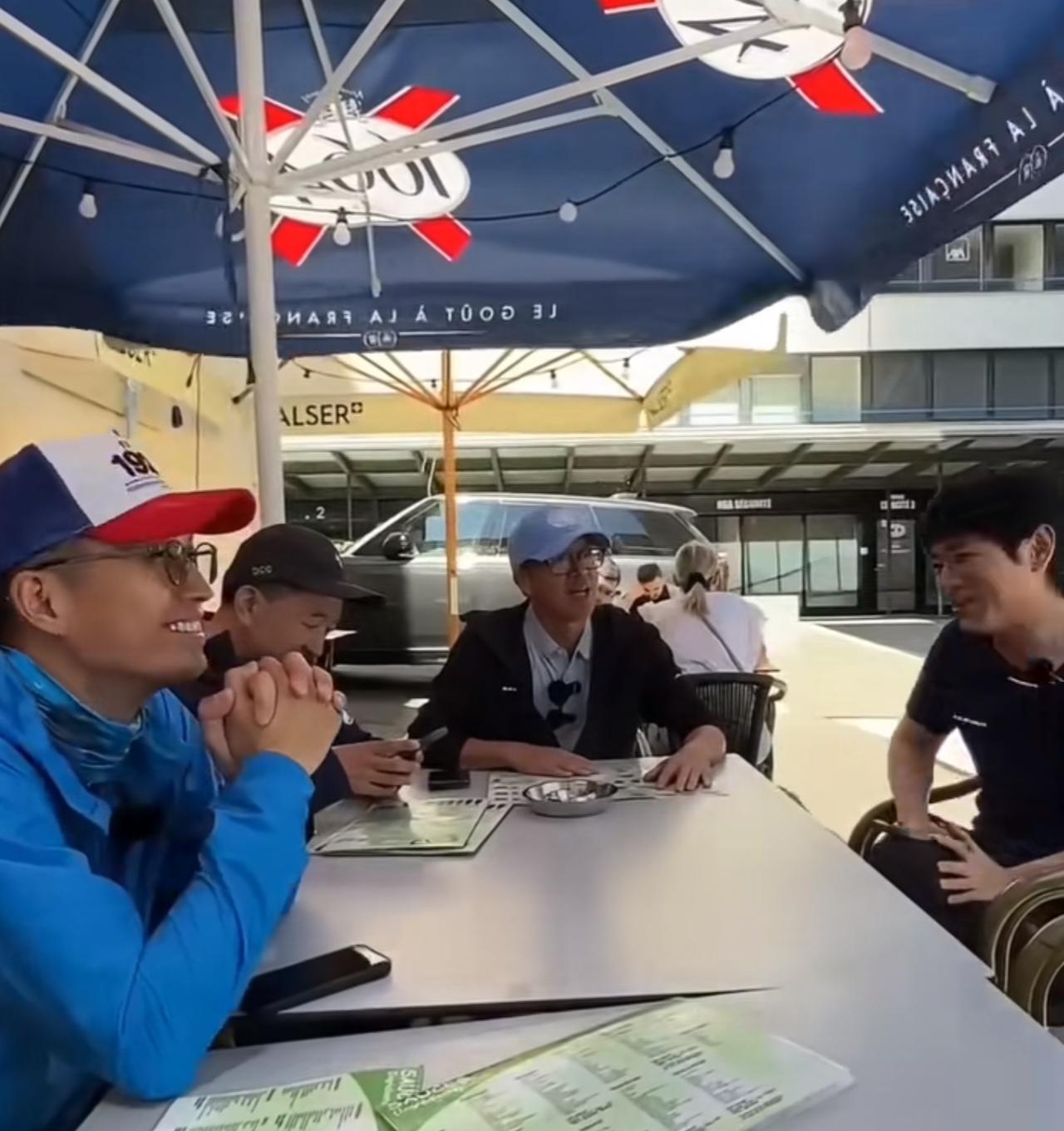 俞老师说今天一定不会帮中灿买单了，每次和中灿一起吃饭他都说他没有带卡，结果中灿的
