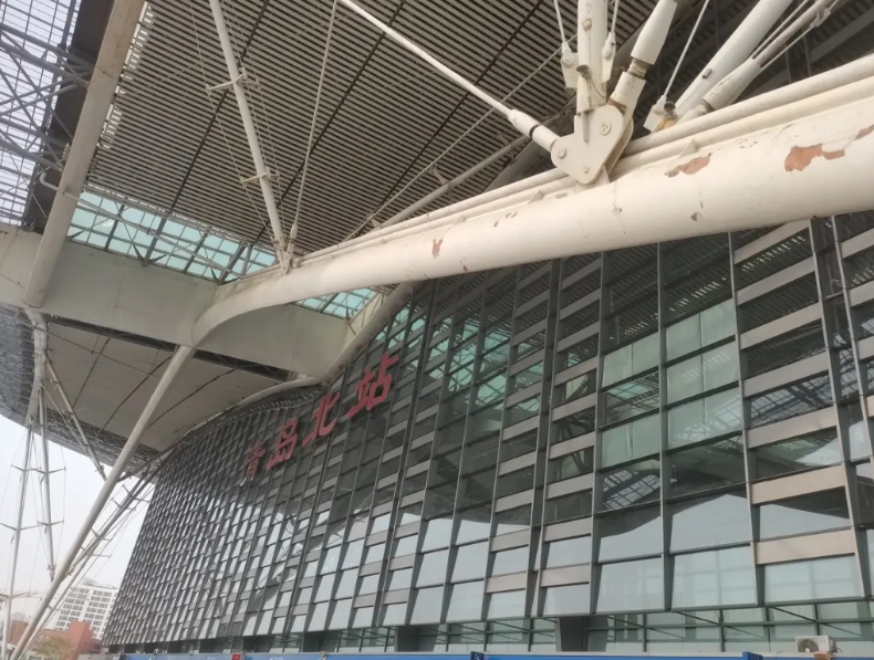 每次途径青岛北站都想吐槽一下，目前乘坐地铁过来还不能直接无缝衔接乘坐高铁，还需地