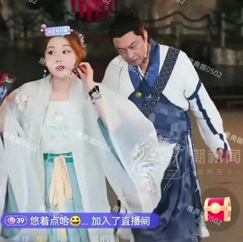 马景涛直播时两眼发直突然晕倒，后脑勺着地摔得不轻63岁别太拼了