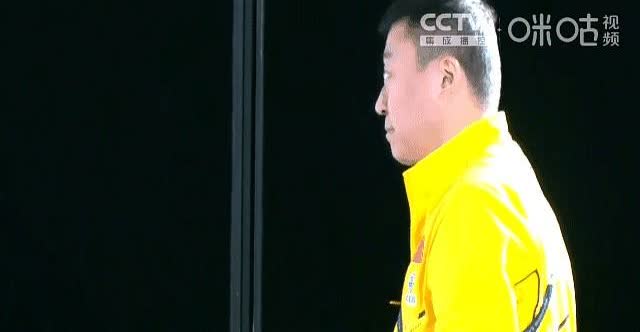 被马琳笑晕了。

候场时转球的动作太真实了，明明在认真检查器材，硬是演出了一