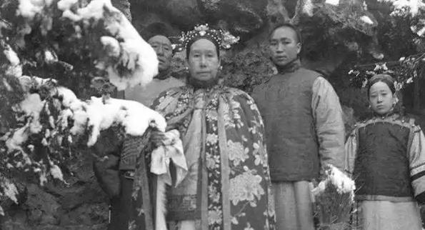 1900年，慈禧来到山西首富乔家，要借十万两白银应急。乔致庸跪倒在地：“30万都