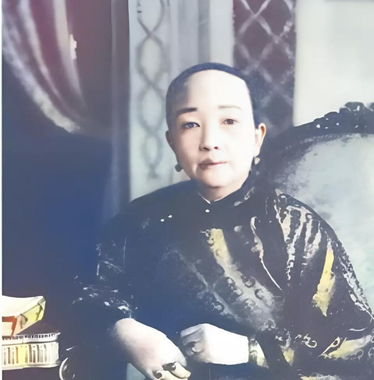 1903年，年近六旬的盛宣怀为父亲守制，他提出要秦氏留下。庄夫人不悦，离开时警告