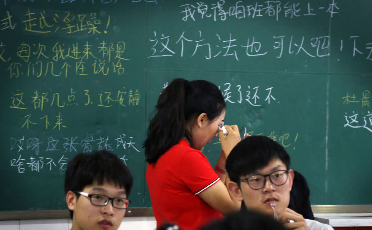 一位老师说：教师之间的水平也有高低之分。
一等教师就是校长，真是高高在上，仿佛