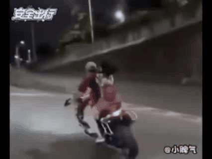 这个力度，后座的脸得磨掉一半！
头盔也不戴，这就是自杀式狂飙！就别说这是谁家的女