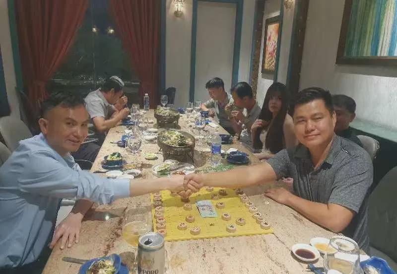战报：27日，越南胡志明市，一场国际象棋巅峰对决激情上演，蔡佑广迎战越南棋王赖理
