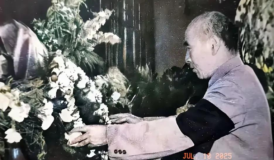 珍贵的一张照片。
1965年5月11日，刘亚楼将军的追悼会，送别老战友，向刘将军