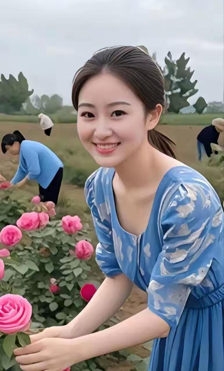 我在花田里，笑容如这玫瑰般绽放。