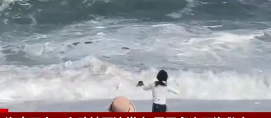 太帅了！海南万宁，一女孩被海浪卷入海中，母亲营救失败且自身也无法脱险，千钧一发之