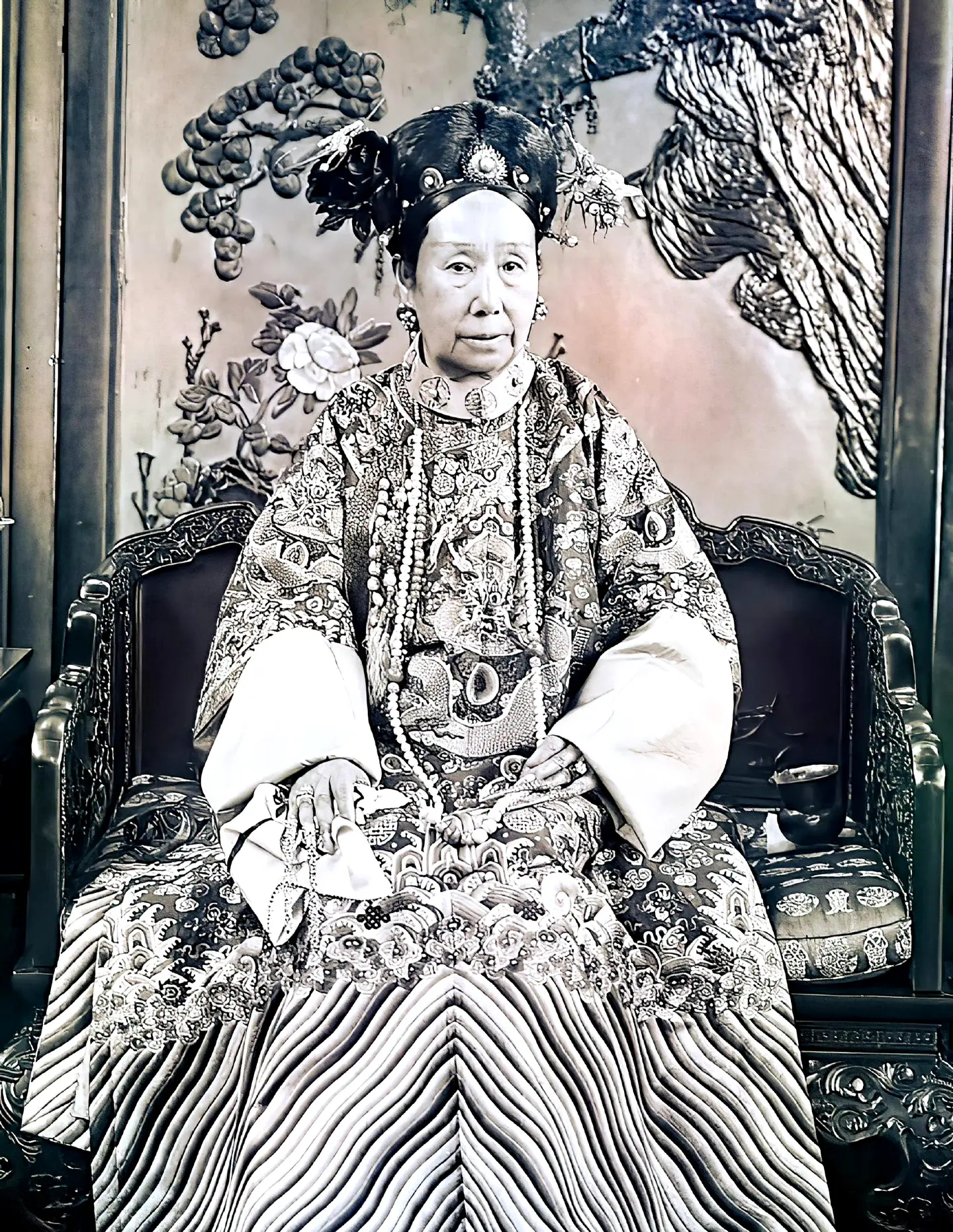 1902年，慈禧太后在结束一年多的流亡生活返回北京后，她对列强的态度发生了明显的