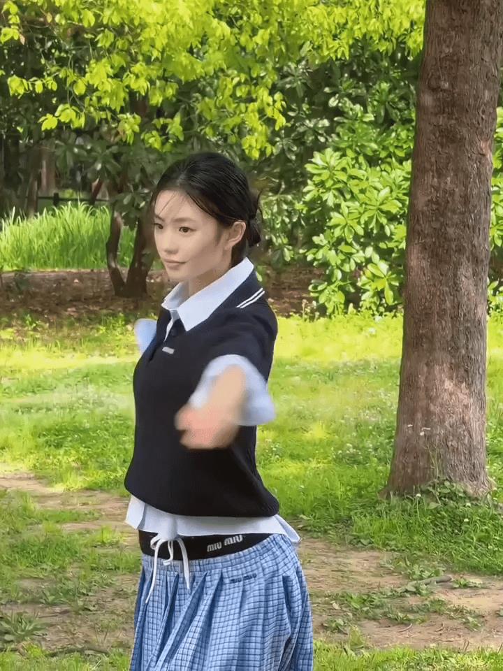 刘浩存不愧是舞蹈学院毕业的，基本功很扎实，这腰身更是绝了！
