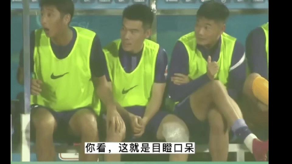 送点+乌龙！王嘉楠只用了19分钟。
如此短时间内送出点球又打入乌龙球，令人咋舌 