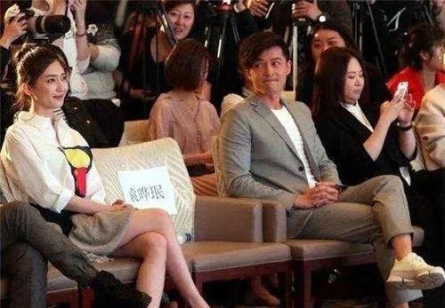 别把某些时候的多看两眼，硬说成是爱得死去活来，说什么眼神藏不住爱意。帅哥看美女，