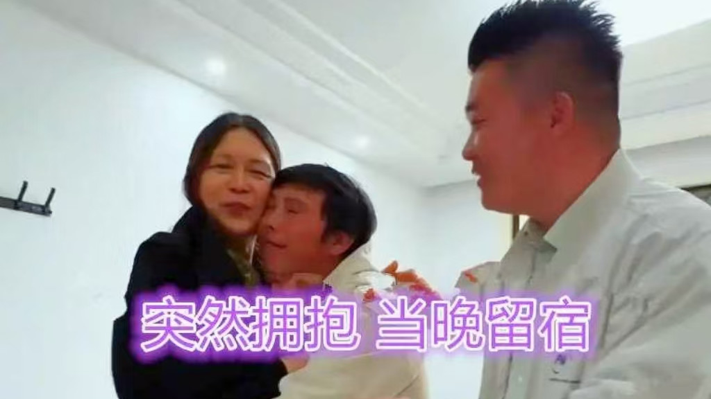 56岁富婆找身体结实的伴侣，遇到精壮小伙怦然心动，主动要求留宿