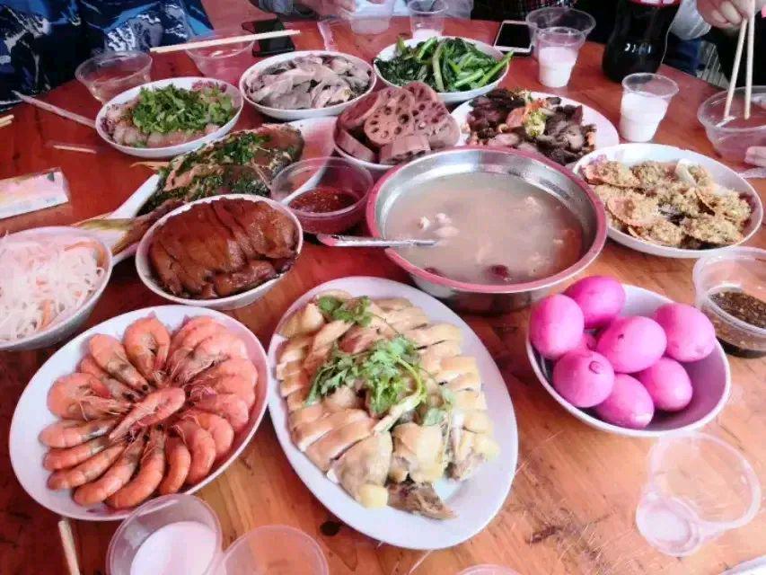 以前在广东当施工员，很多广西山东工人。那时候都分开吃 ，分灶台煮。
以前几个山东