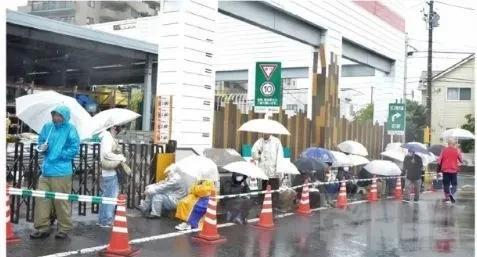 发达国家日本怎么还没解决老百姓买不起米的问题啊，现在为了购买小泉进次郎施舍的紧缺