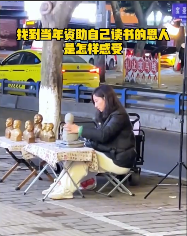 泪目！女子靠摆地摊资助贫困山区男孩10年，现在男孩学业有成有了不错的工作，多方努