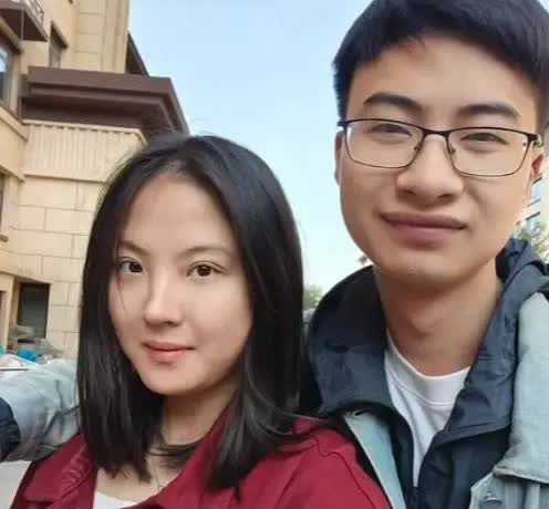 庞众望订婚了！女朋友照片曝光，本是个喜事，网友们竟大多数都不看好，劝分。只因觉得