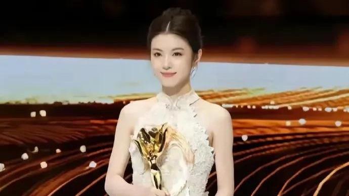 国民初恋情归何处？完美人设下的真实与距离，林清雅的走红密码！