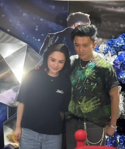 原来谢霆锋与美女合照也会紧张！