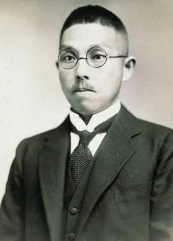 四川军阀杨森留宿九姨太蔡文娜房里一夜。谁料，次日一早，杨森的副官却拿枪对着蔡文娜