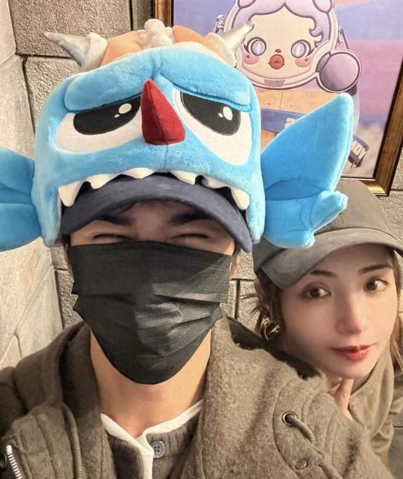 姜潮麦迪娜逛泡泡玛特乐园