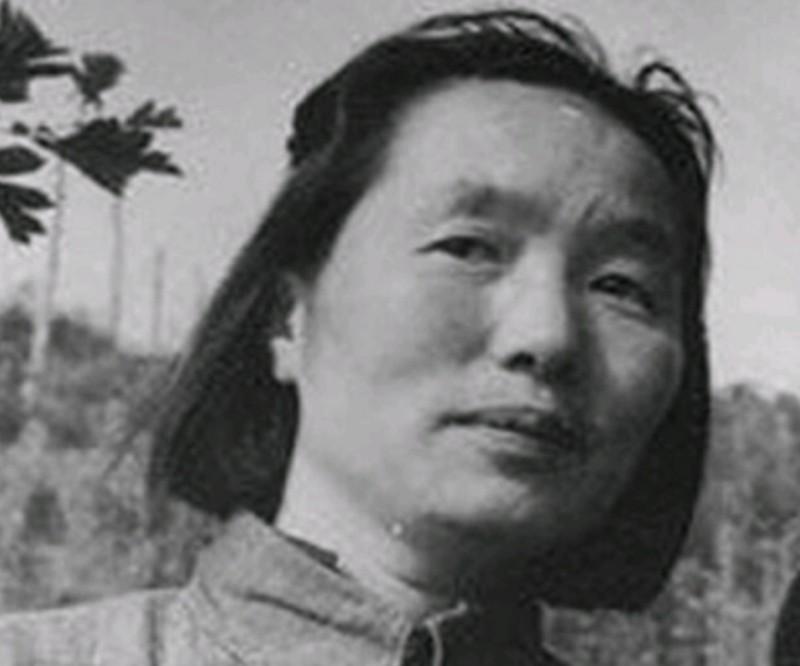 1937年，地主王学文发现一20岁女兵躺在家门口，见四下无人，他一下将女兵扛到了