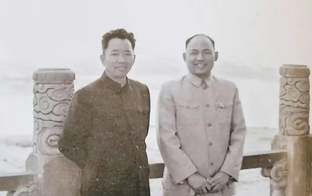 上世纪五十年代初，空军司令员刘亚楼将军（左）、广西省军区副司令员李天佑将军（右）