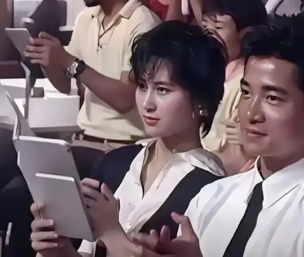 何超琼年轻时，真漂亮。陈百强真的好帅，看上去，很般配。

很遗憾，她是父亲的傀儡