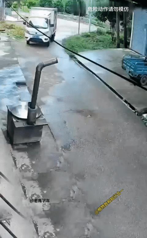 忘拉手刹，货车掉沟里了！[惊呆]