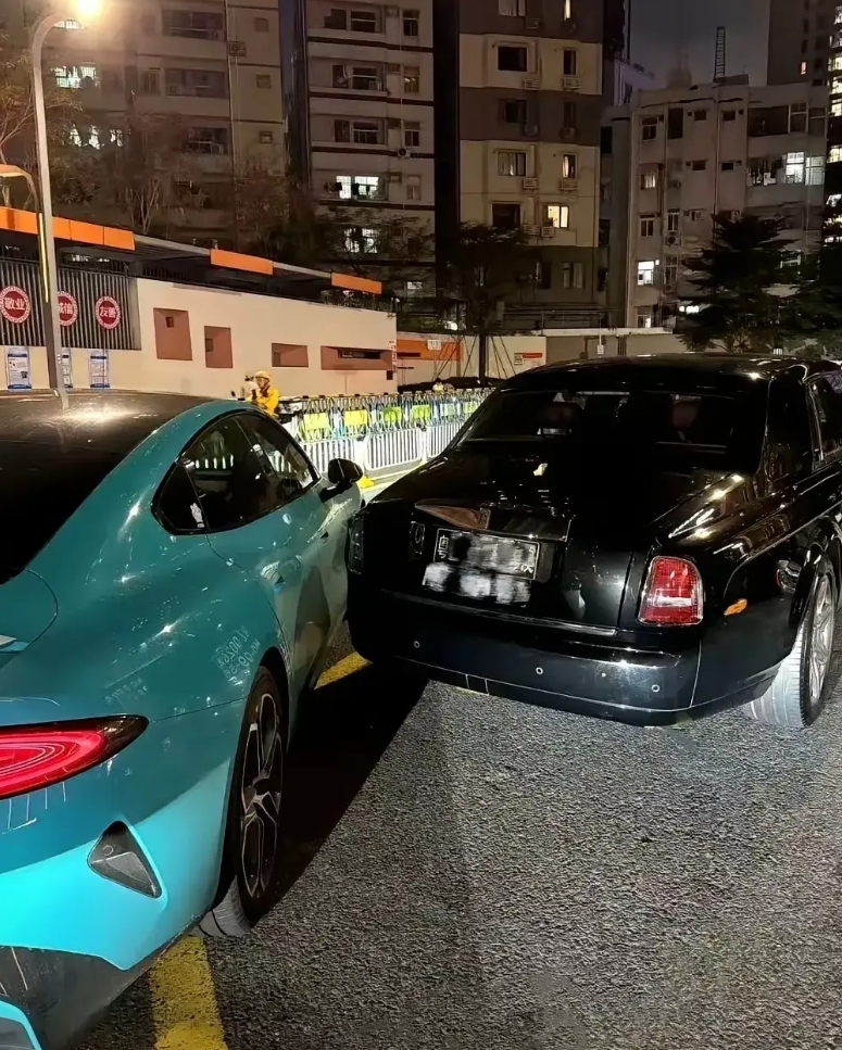 有些黄毛车主真是彪啊，
明明前面一辆劳斯莱斯，
他还去抢速度 ，
速度就是信仰哈