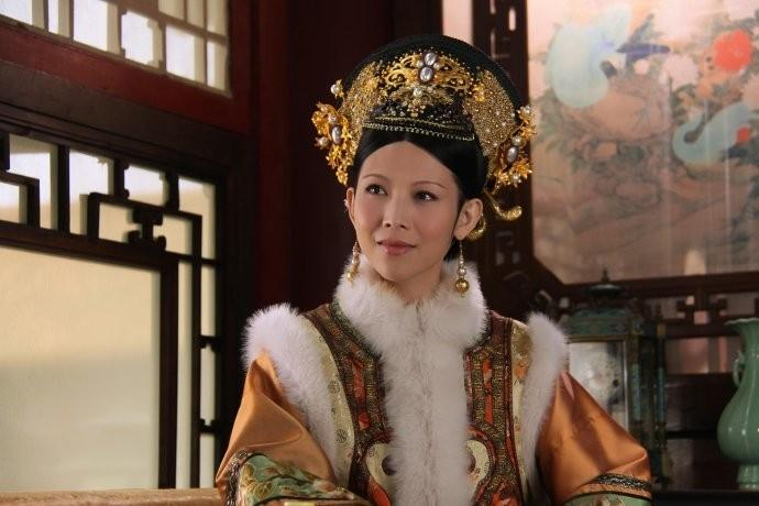 1765年，乾隆南巡。当晚，皇帝和众位嫔妃正在用膳，却唯独不见皇后。这时，贴身宦