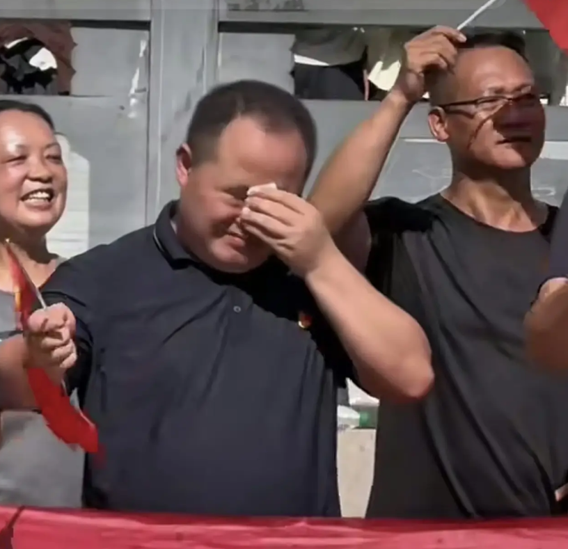 一个县的县委书记在欢送抗灾部队返营队伍中泪流满面说明了三个问题：
昨天（7月3日