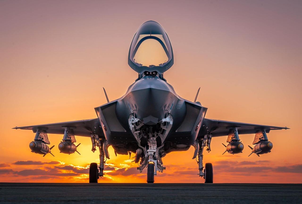 三架新型“Adir”（F-35I）战机在上周降落在以色列内瓦蒂姆空军基地。
这三