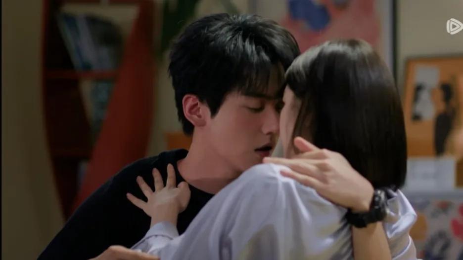 陈妍希新剧《狙击蝴蝶》开播5天，抖音话题播放量超8亿！