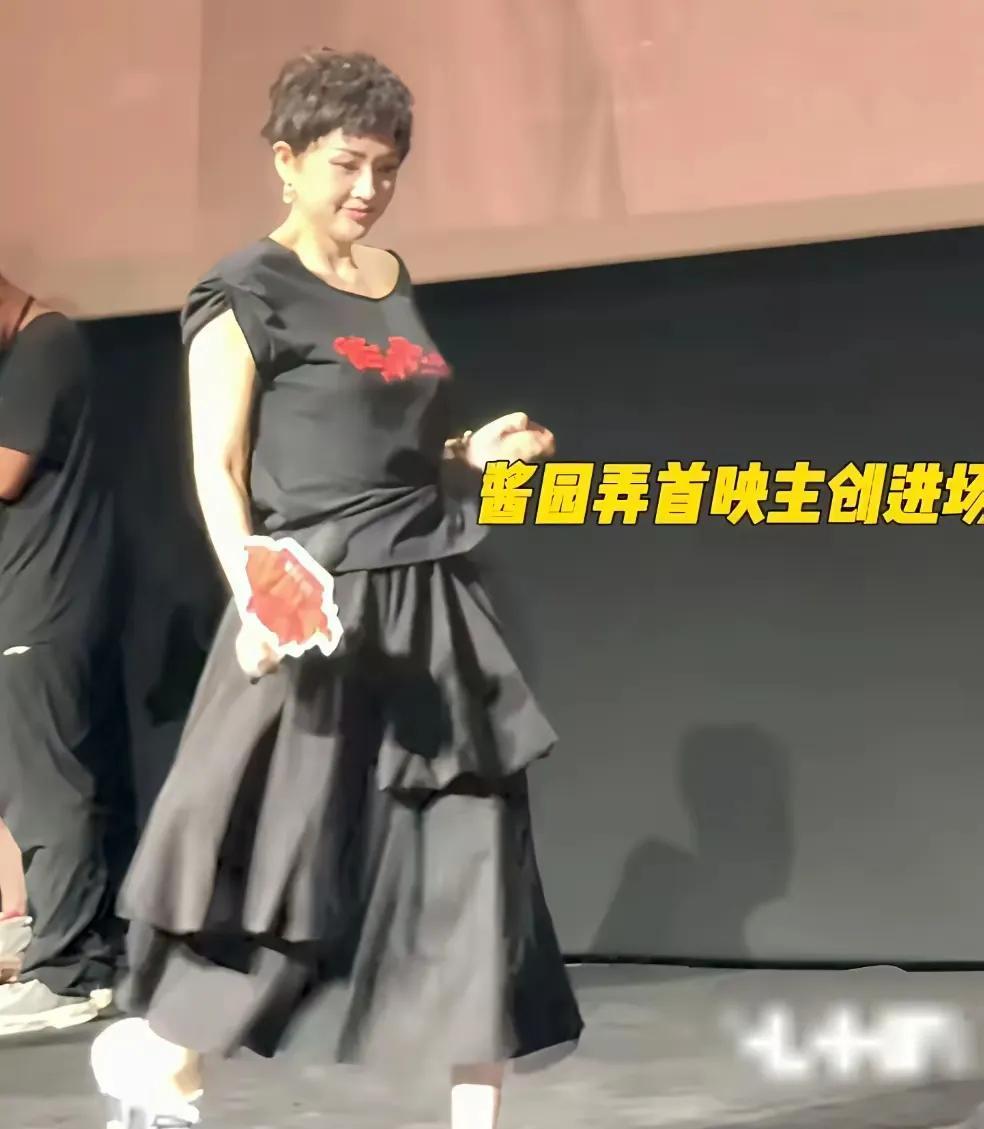 章子怡啊！
胖成这样，头型也是大妈头
为了角色牺牲这么大啊
还能瘦回来么？
果然