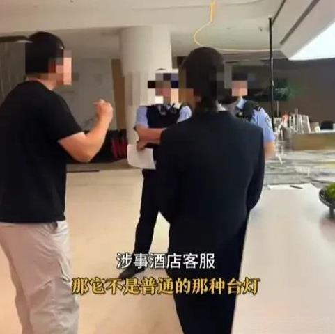 浙江丽水，女子跟男朋友入住酒店，因男友醉酒不小心打碎酒店的玻璃台灯，结果半夜3点