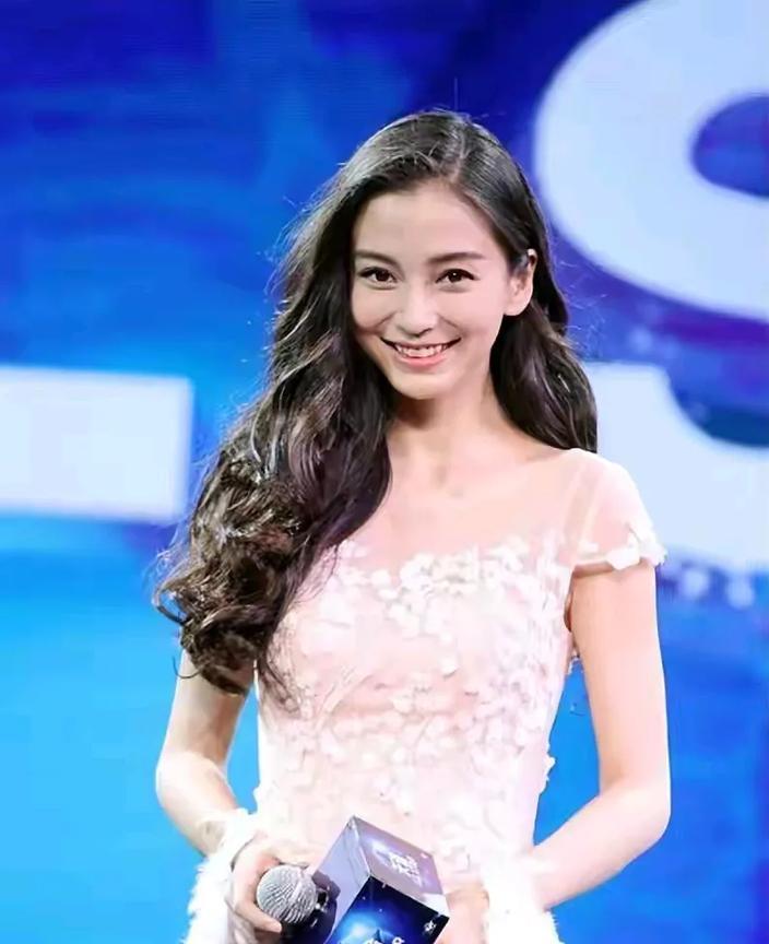 基因好的孩子是真俊呀
小海绵长大了也是妥妥的帅哥一枚呀
毕竟爸妈颜值摆在那里了