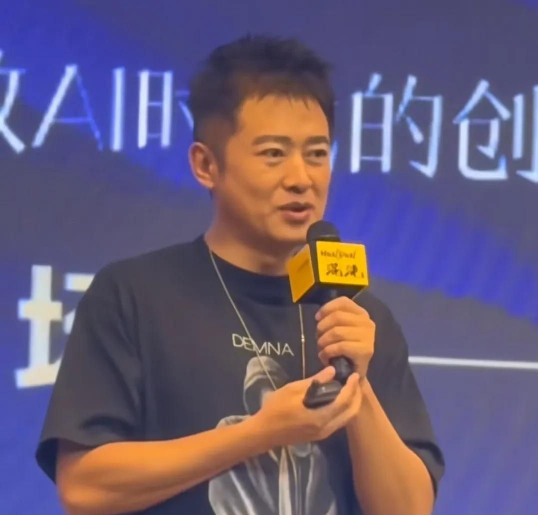 多年不见的任泉现在52岁了，差不多他已经退出娱乐圈9年左右了，现在的他已经转行做