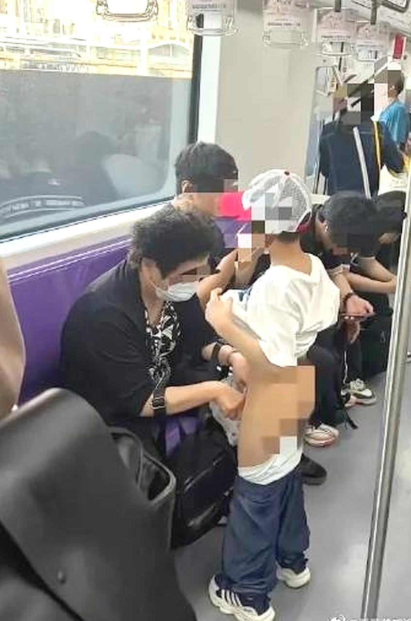 地铁内，因为孙子尿急，奶奶用塑料袋为孙子接尿的一幕被网友拍照发到网络上，并配上留