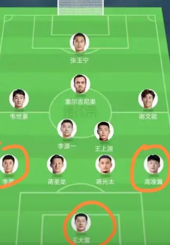 国足这套首发阵容，左路和右路是两个潜在的爆雷点。
1：左路李磊
国家队里最弱的就